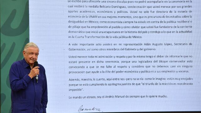 AMLO muestra la carta a Ifigenia Martínez; el senado le entregará la medalla Belisario Domínguez