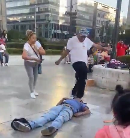 Pelea entre vendedores ambulantes en Bellas Artes