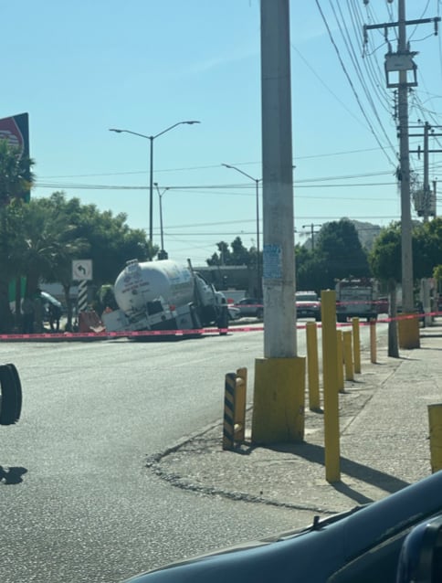 Cae pipa de gas en socavón de Hermosillo