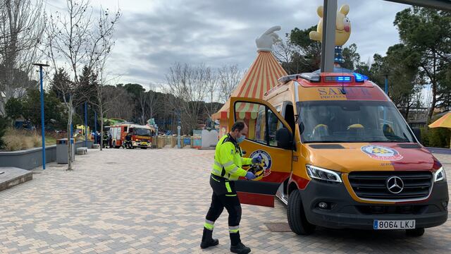 Cuerpos de emergencia en parque de atracciones de Madrid