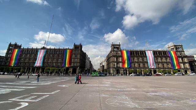 Banderas LGBT en el Zócalo