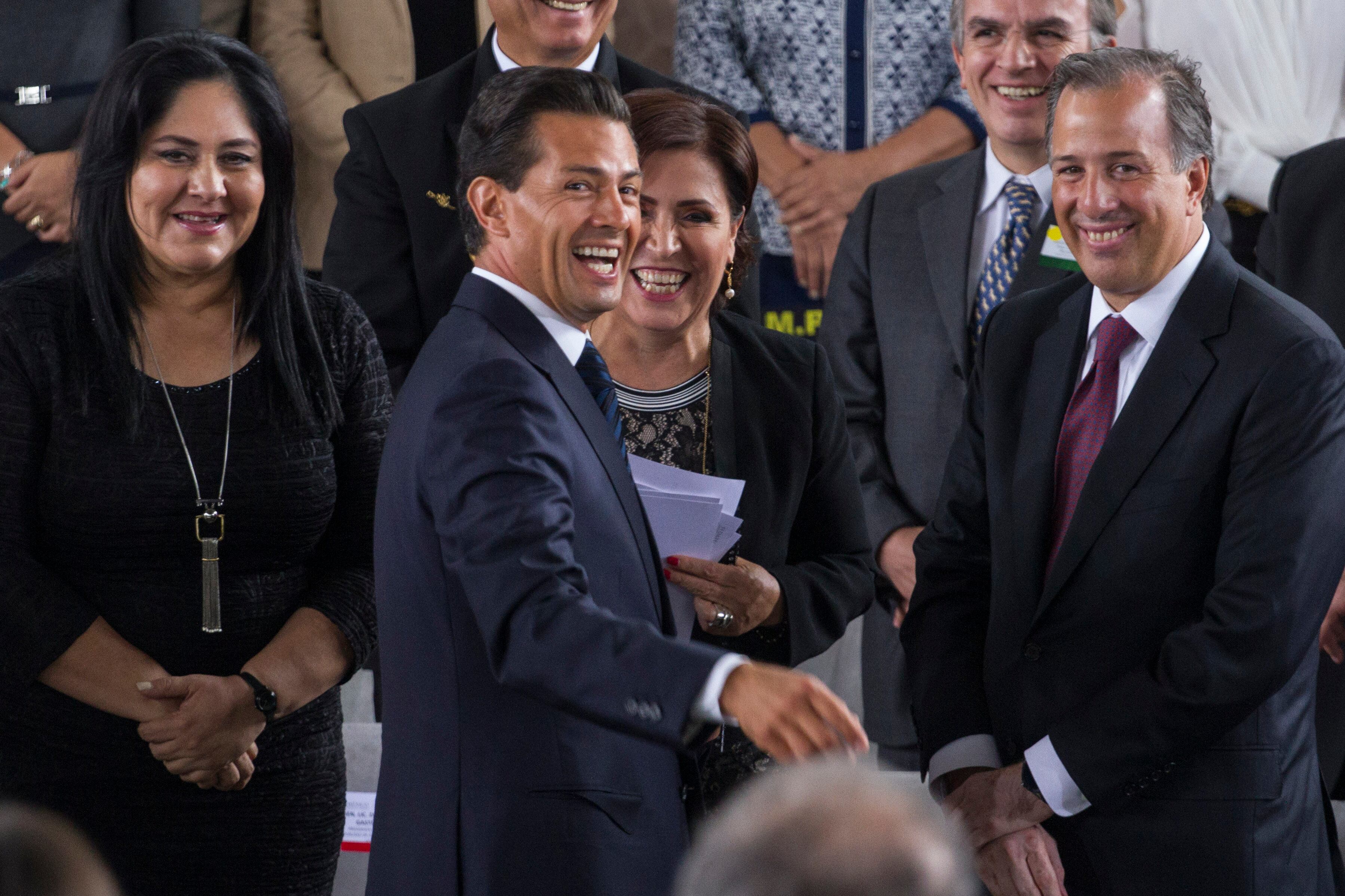El expresidente Peña Nieto con Rosario Robles y José Antonio Meade, en imagen del año 2016.