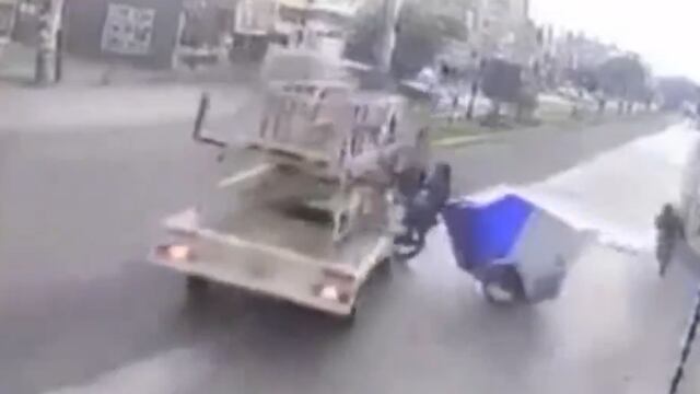 Choque entre camioneta y mototaxi en Chimalhuacán