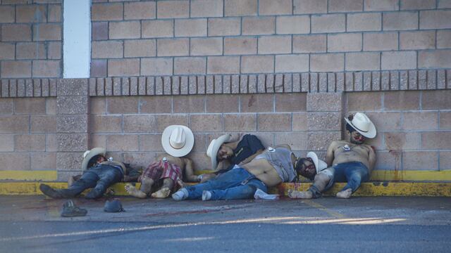 Cinco hombres fueron encontrados asesinados a balazos este domingo 15 de septiembre frente a un conocido parque acuático en la salida sur de Culiacán