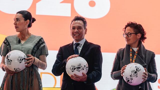 Pablo Lemus, gobernador de Jalisco, al centro