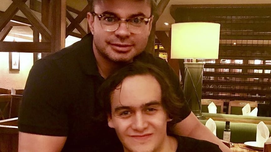 Marco Chacón golpeó a Julián Figueroa cuando el cantante reclamó lo suyo, afirman