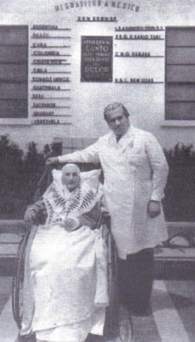 En un blog de Guadalupe Munguía se alcanza a ver, borrosa, la foto de la placa aludida