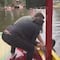 VIDEO: por bailar el Tucanazo se cae de trajinera en Xochimilco