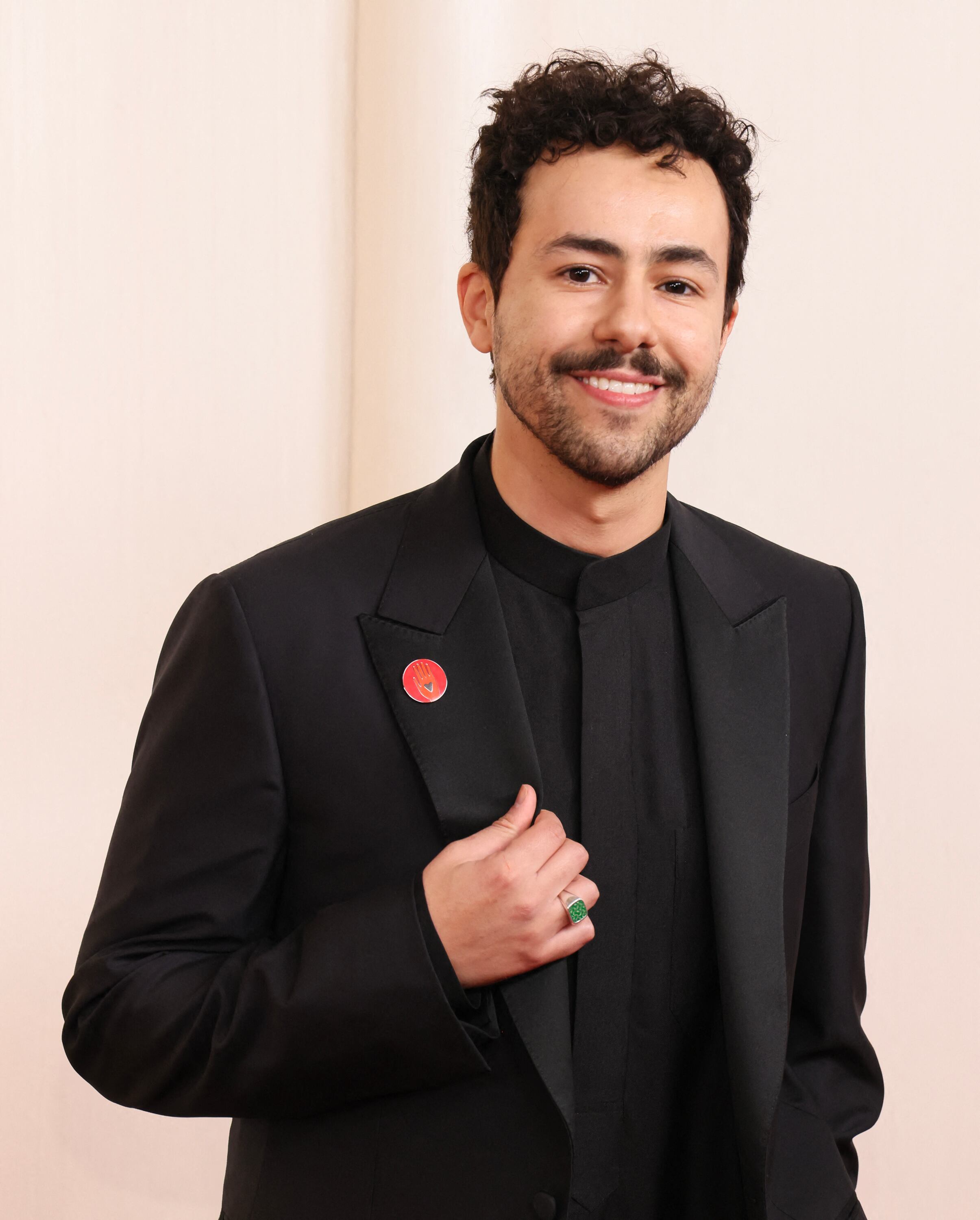Ramy Youssef con el botón rojo durante los Premios Oscar 2024
