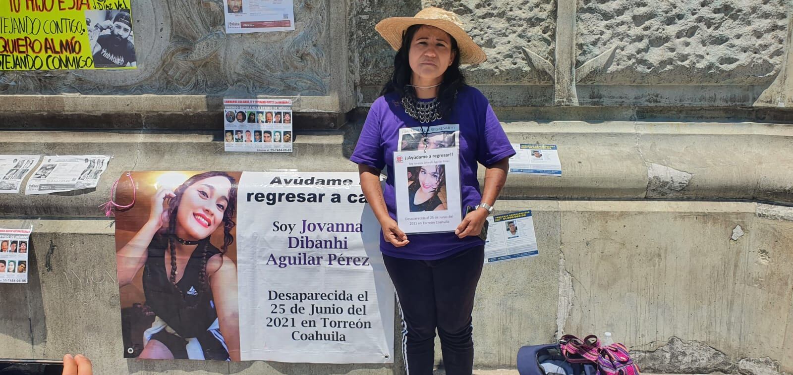 Mamá de Jovanna Dibanhi en la marcha del Día de las Madres