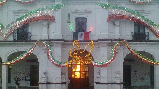 Los pobladores hicieron pintas, lanzaron piedras contra el Palacio Municipal y quemaron un vehículo oficial. Foto/Especial