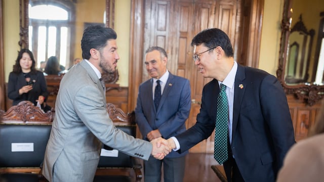 Samuel García recibió a embajador de Corea del Sur previo al partido con Sudáfrica