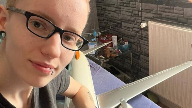 Sara Rodo y una replica a escala del avión Boeing 737