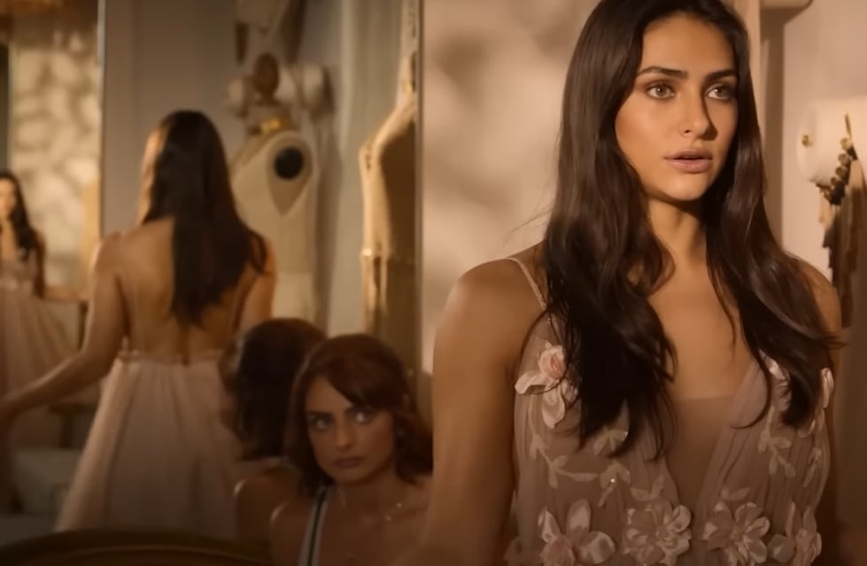 Aislinn Derbez y Renata Notni en la película ¿Qué culpa tiene el karma?