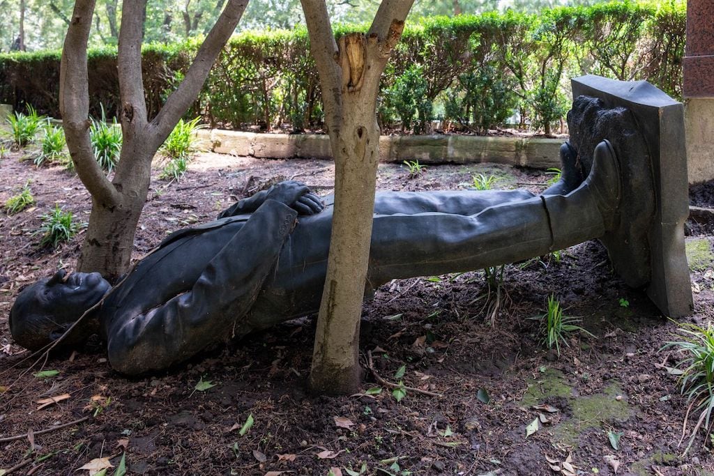 La estatua del expresidente Felipe Calderón Hinojosa permanece recostada junto a su pedestal en la Calzada de los Presidentes, dentro del Complejo Cultural Los Pinos