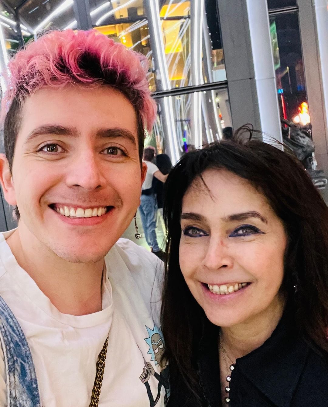 Charly, el novio de Ricardo Peralta, con su mamá.