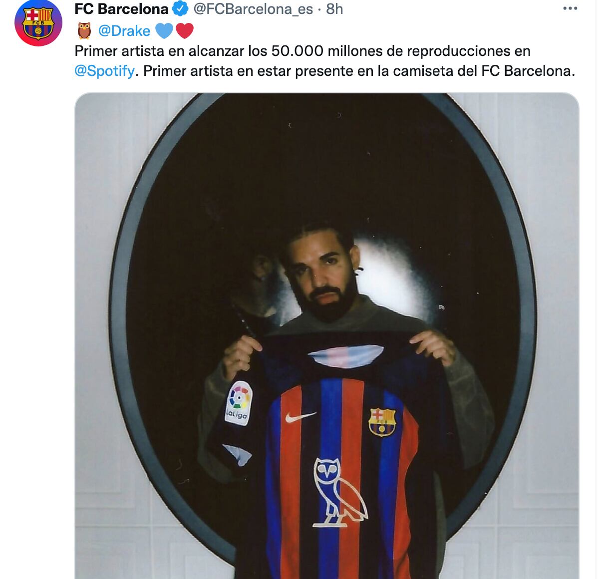 Drake posa con la camiseta del FC Barcelona