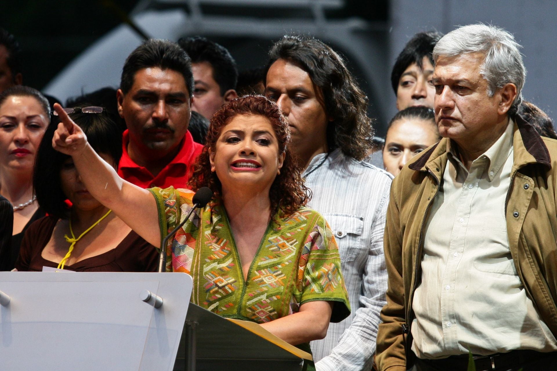 Clara Brugada, ex candidata por el PRD a la delegación Iztapalapa, con AMLO, en 2009