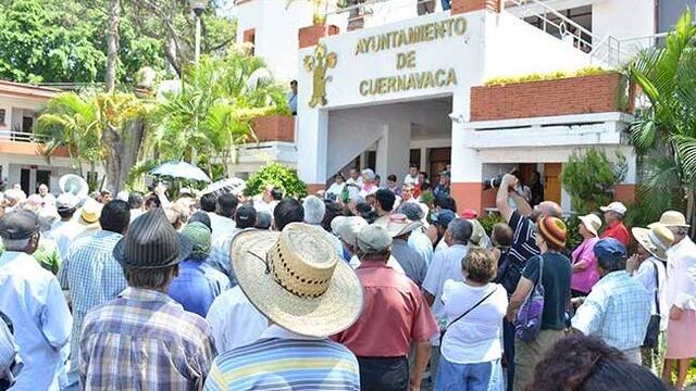 Integrantes de la Asociación Gustavo Salgado se instalaron frente al Ayuntamiento.