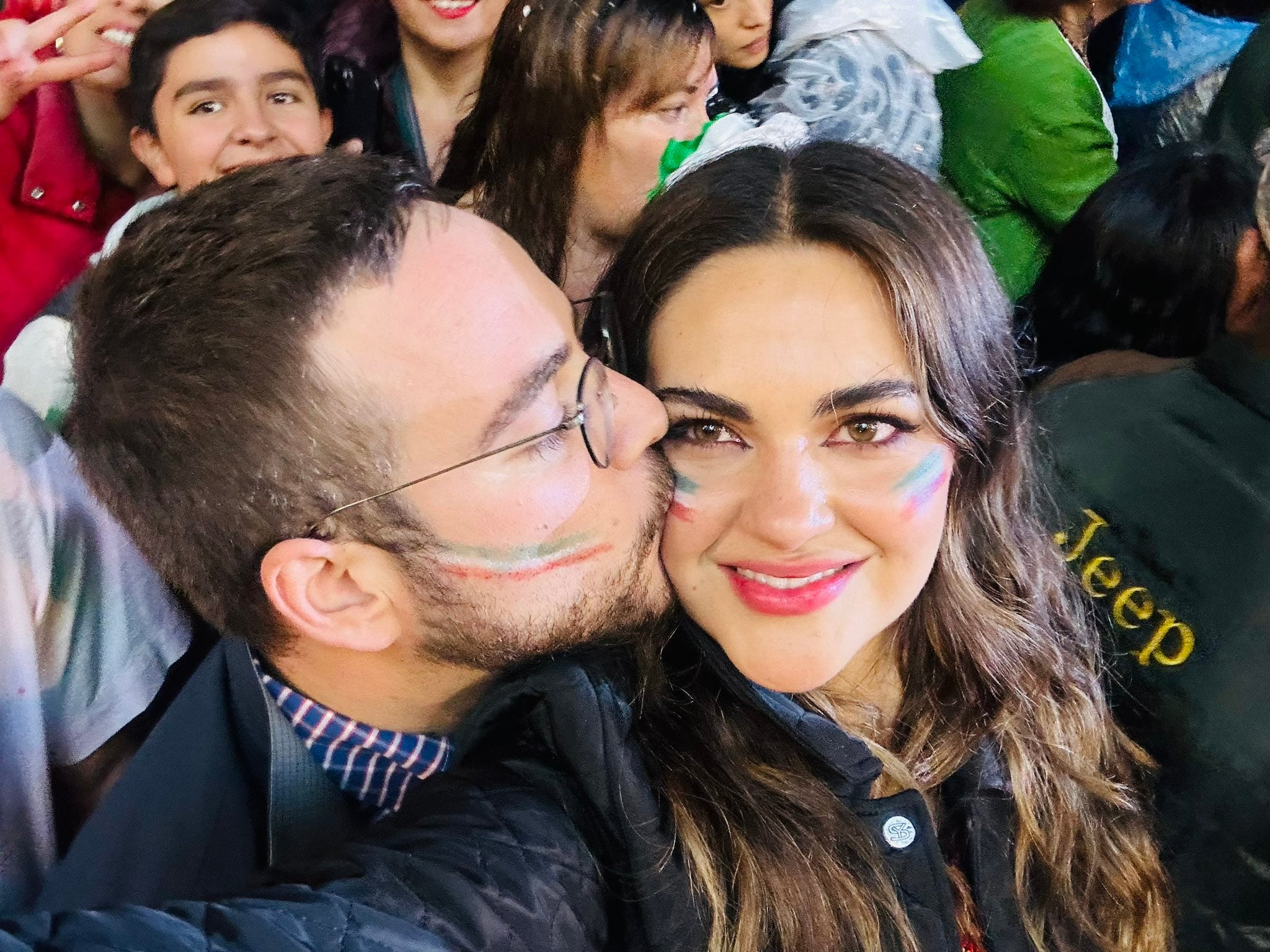 Andrea Chávez comparte foto de tierno beso con su novio