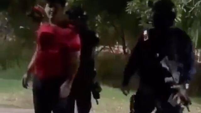 Video revela a policías que ahorcan y golpean a joven para revisarlo en Culiacán.