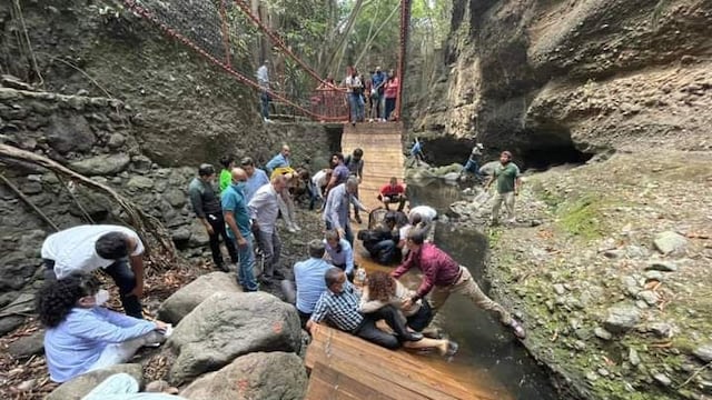 Caída de un puente colgante en el Paseo Ribereño del Parque Porfirio Diaz sobre la Barranca de Amanalco en Cuernavaca, Morelos