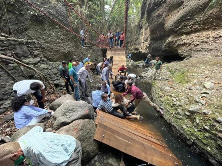 Caída de un puente colgante en el Paseo Ribereño del Parque Porfirio Diaz sobre la Barranca de Amanalco en Cuernavaca, Morelos