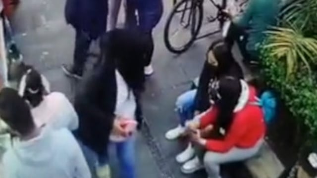 Escupe a pareja LGBT en la CDMX