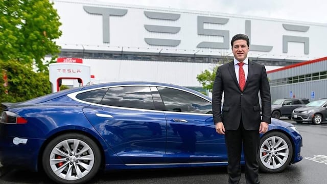 Samuel García en la planta de Tesla de Fremont