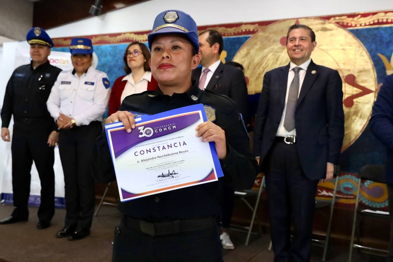 Giovani Gutiérrez reconoce el trabajo de capacitación de policías en Coyoacán.