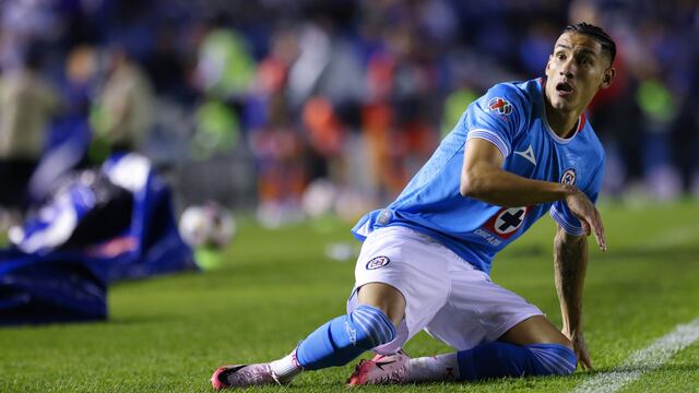 Uriel Antuna, en un partido con Cruz Azul.