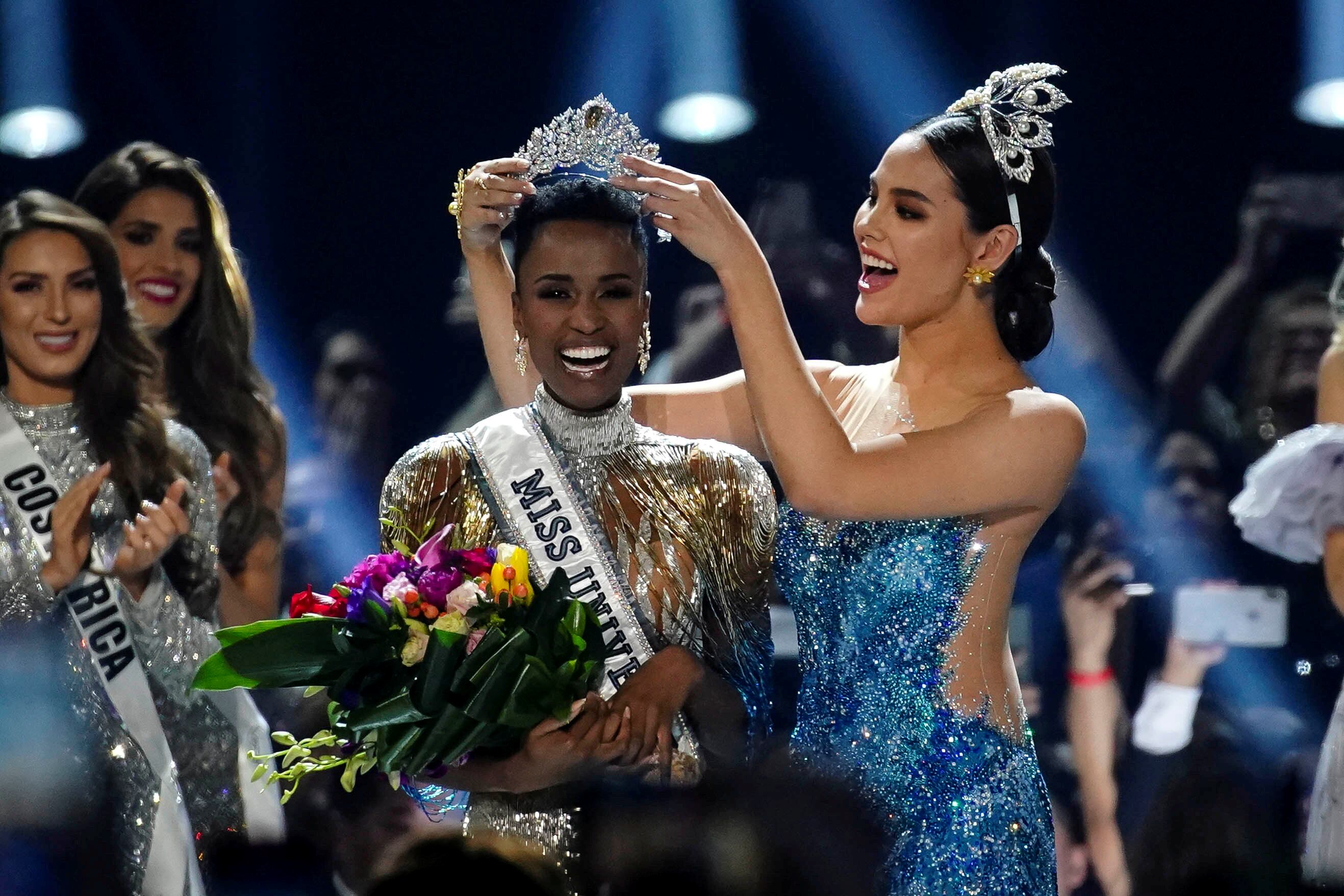 Zozibini Tunzi, la poderosa activista que luchó hasta convertirse en Miss Universo 2019.