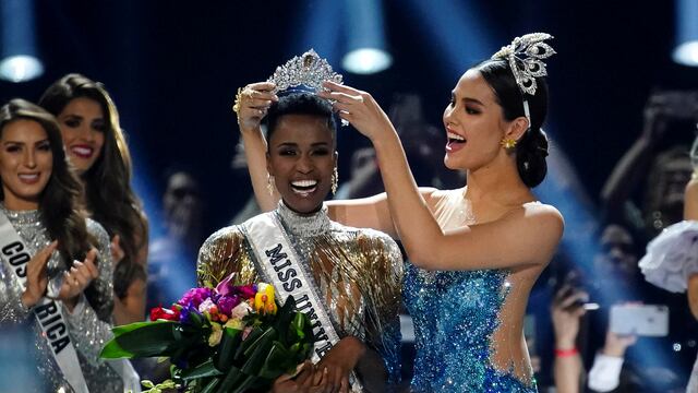 Zozibini Tunzi, la poderosa activista que luchó hasta convertirse en Miss Universo 2019.