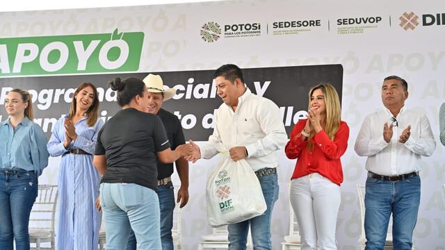 Ricardo Gallardo  entrega becas y obras en Villa de Arriaga