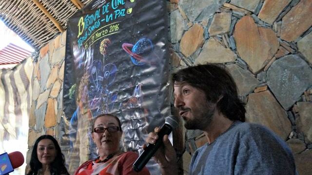 Diego Luna durante la presentación junto a la presidente de la Academia Mexicana de Artes y Ciencias Cinematográficas, Dolores Heredia y Sylvia Perel, organizadora del festival.