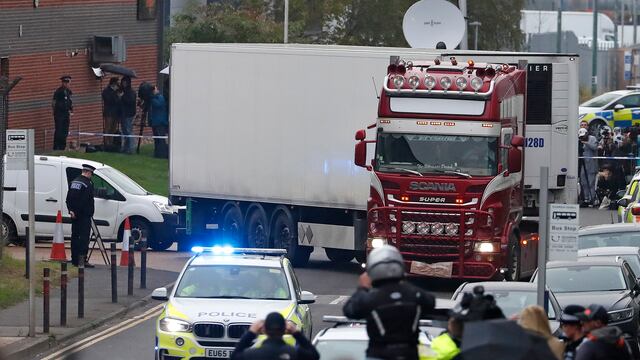 Muertos hallados en tráiler en Gran Bretaña.