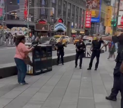 Mujer trata de escapar tras apuñalar a dos personas en Time Square