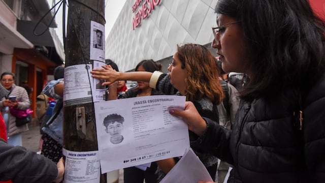 Madres Buscadoras protestan afuera de Estadio Nemesio Diez
