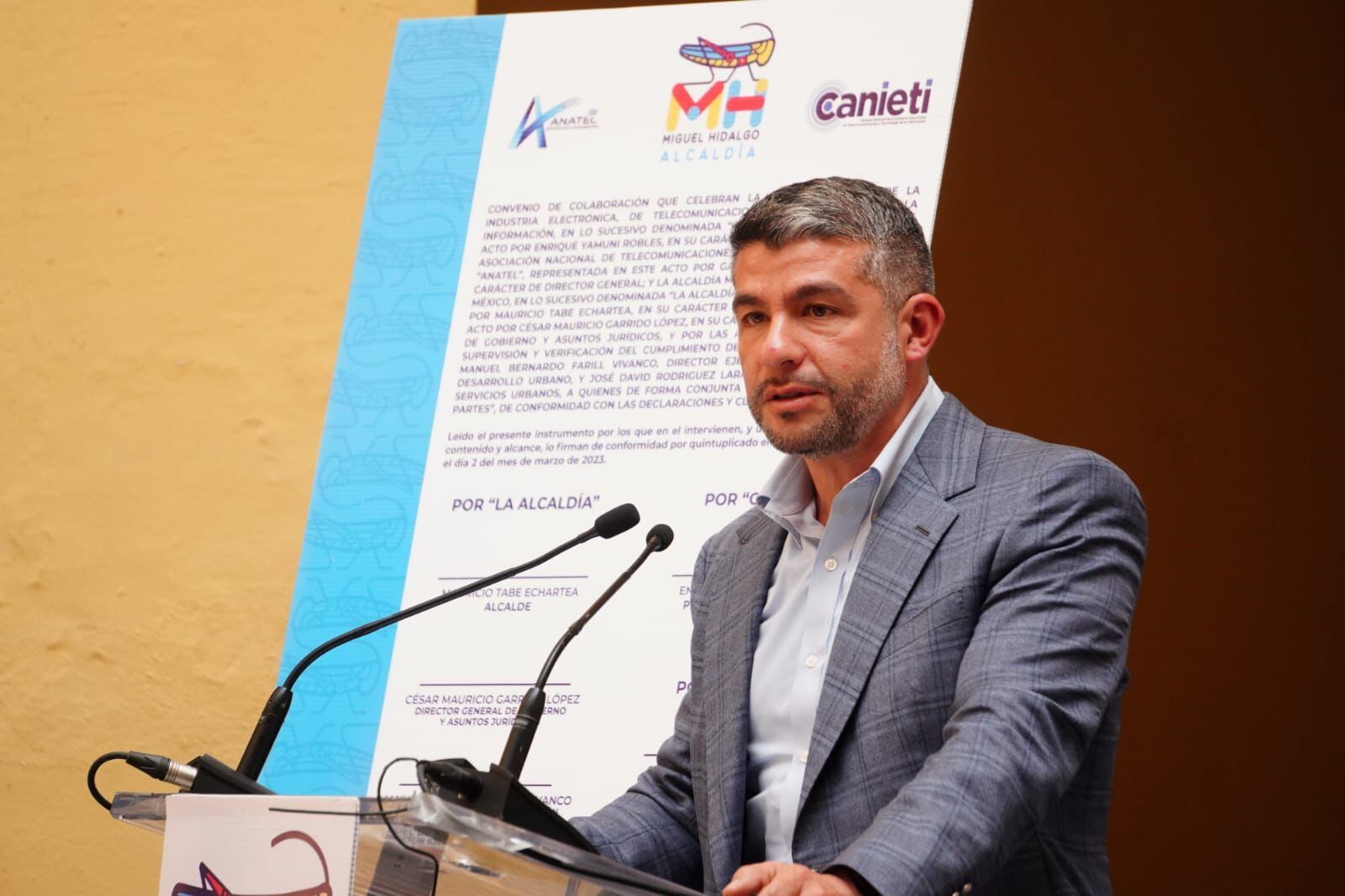 Mauricio Tabe acuerda convenio para ordenar el cableado en el espacio aéreo de la alcaldía Miguel Hidalgo