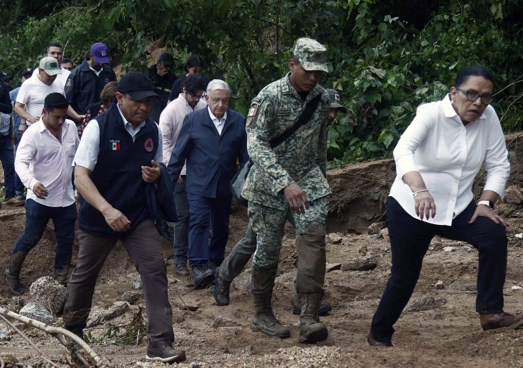 AMLO continúa a pie su viaje a Acapulco