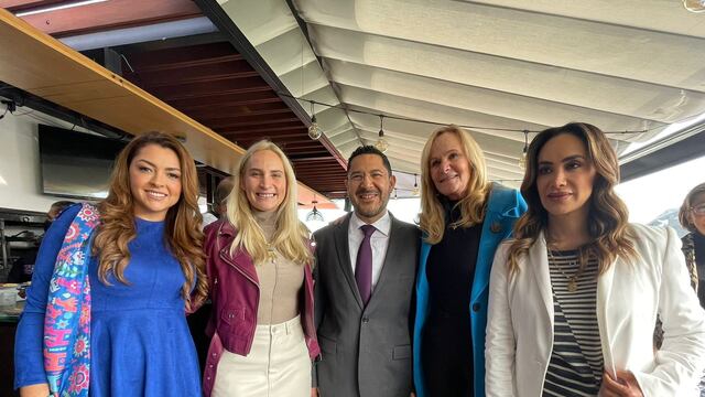 Martí Batres en reunión con mujeres