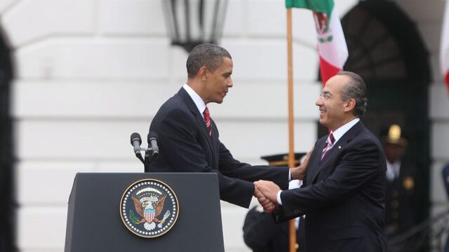 Barack Obama, presidente de los Estados Unidos de América, saluda a Felipe Calderón en ceremonia en la Casa Blanca
