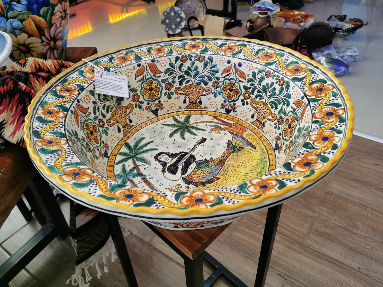 Las manos de los artistas plasman su obra.