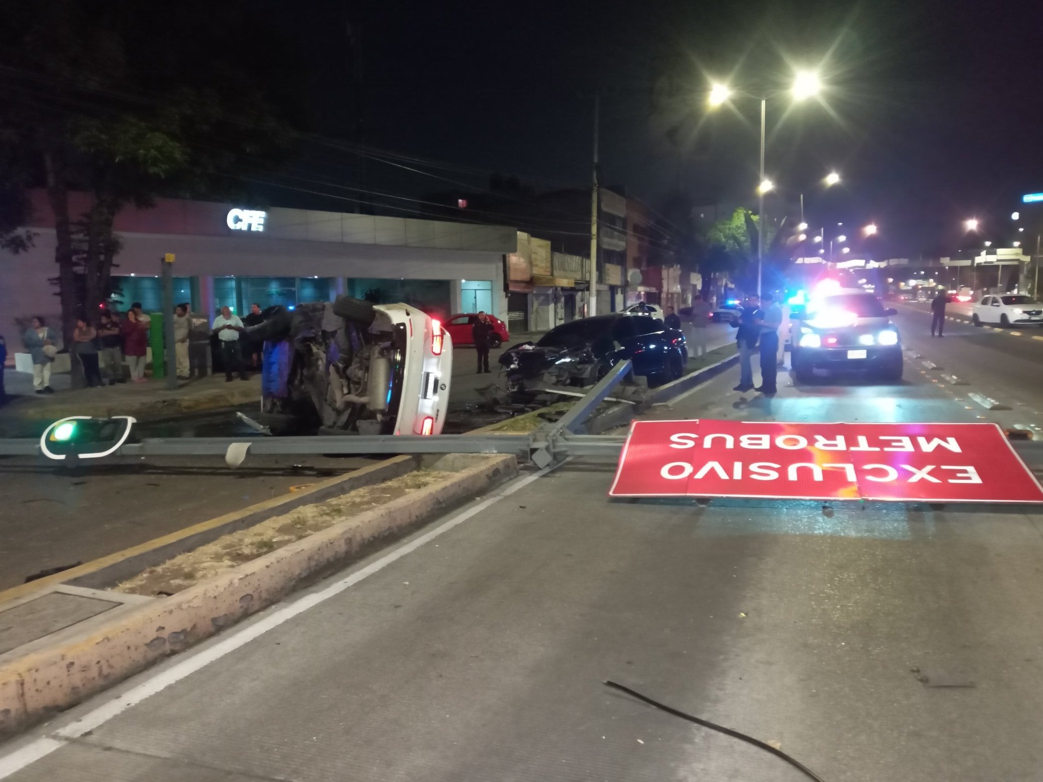 Choque de Bora y volcadura de BMW en Calzada Vallejo