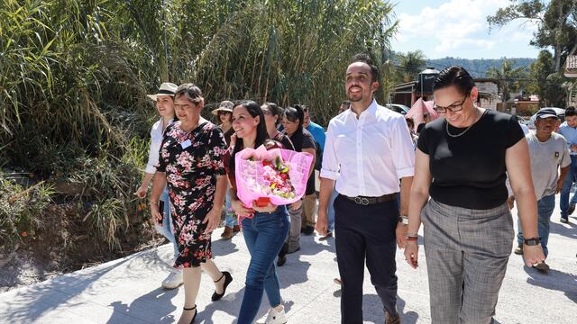 Michelle Núñez Ponce entrega pavimentación de la calle Juventino Rosas