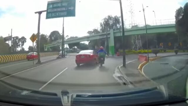 Accidente entre auto y moto en puente de Taxqueña