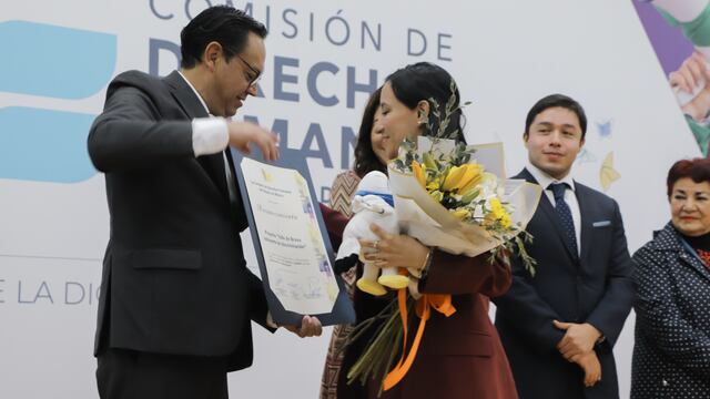 Michelle Núñez recibe reconocimiento por igualdad