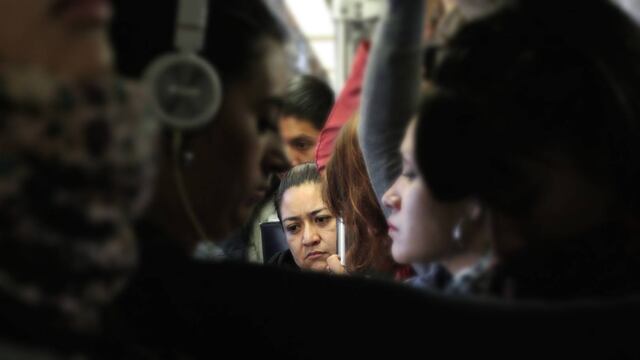 Una mujer viaja en el Metro de la CDMX