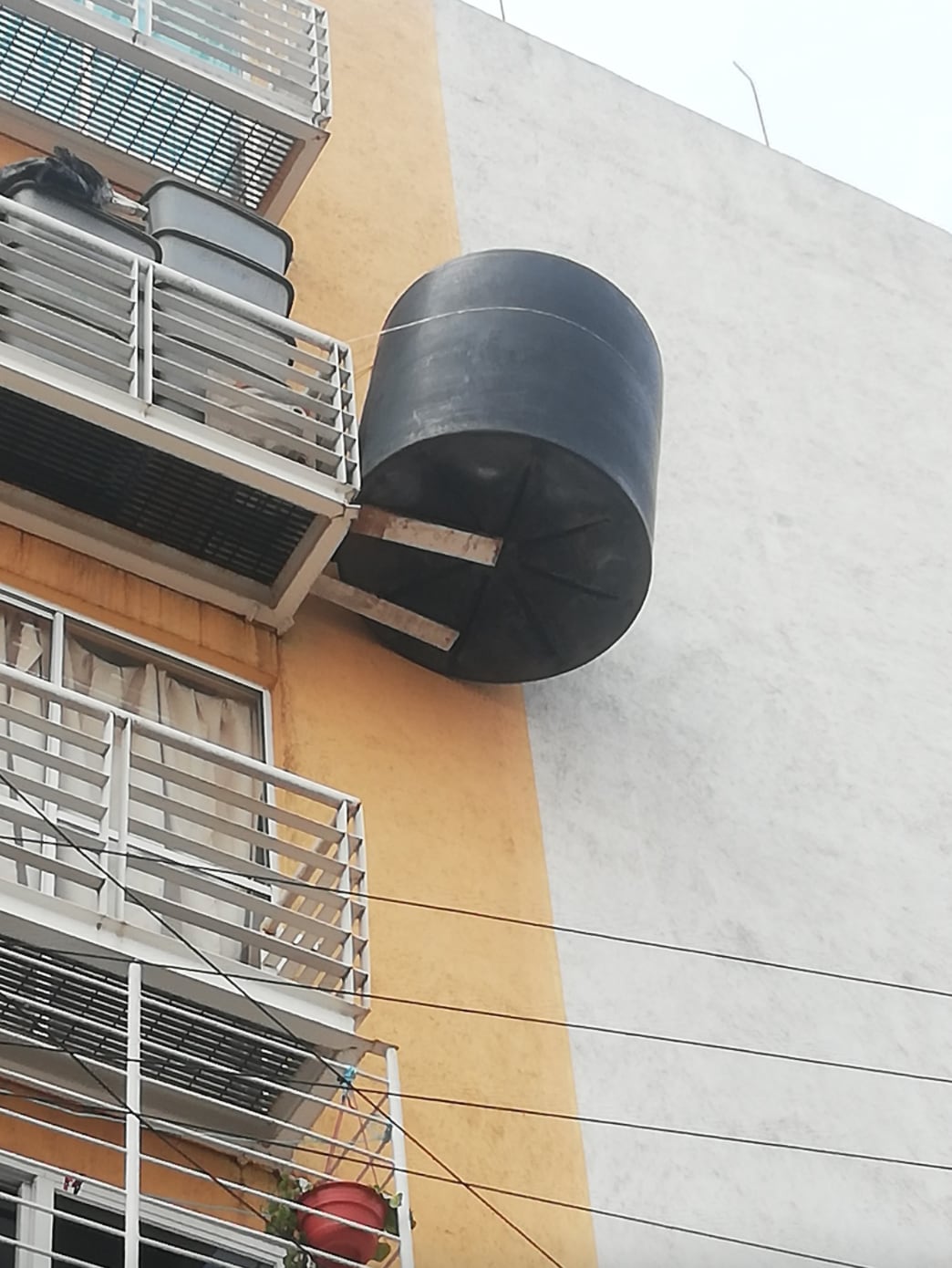 Vecinos guardan su tinaco en el balcón