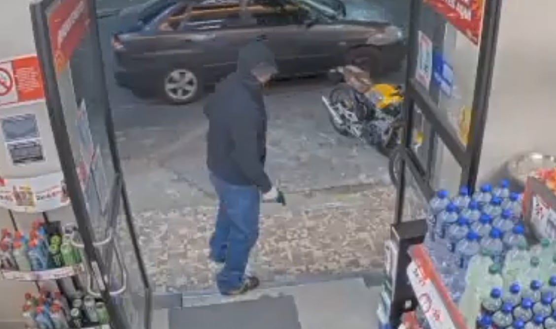 Video de Policía de CDMX siendo víctima de robo afuera de un Oxxo de Colonia Renovación